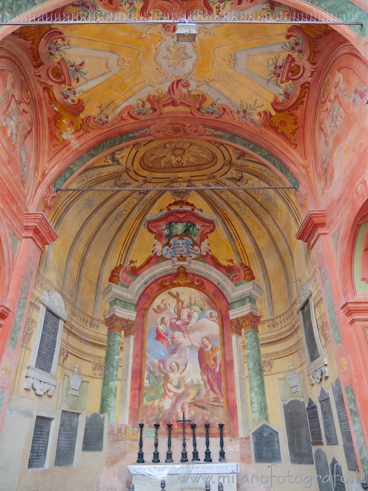 Romano di Lombardia (Bergamo) - Interno affrescato dell'abside del Cimitero Vecchio